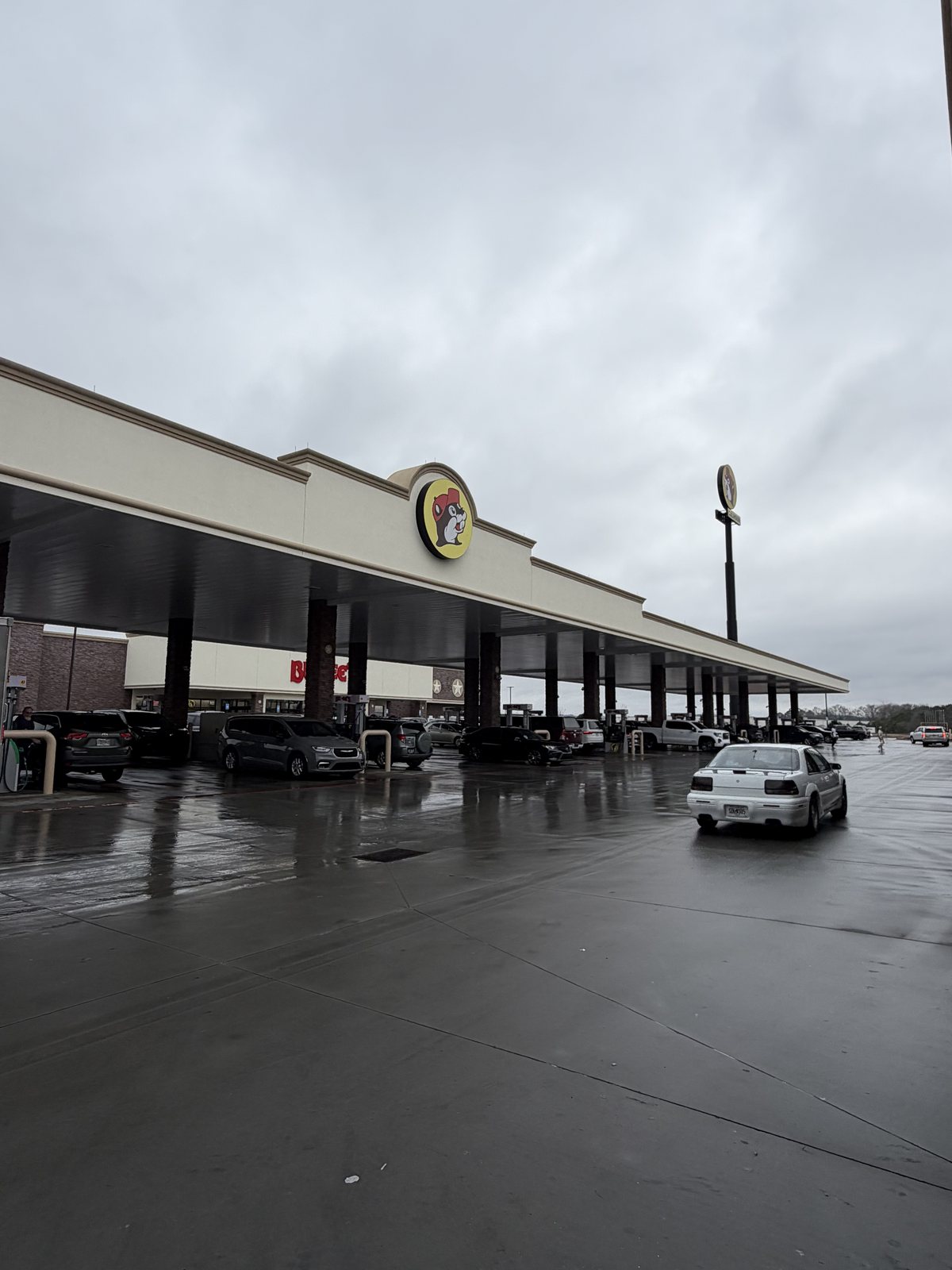 주말 오후 Buc-ee's 주차장